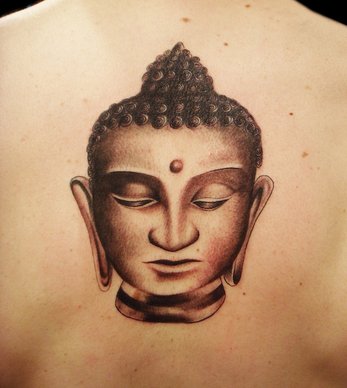 tatouage tete bouddha dans le dos signification tattoo bouddhiste