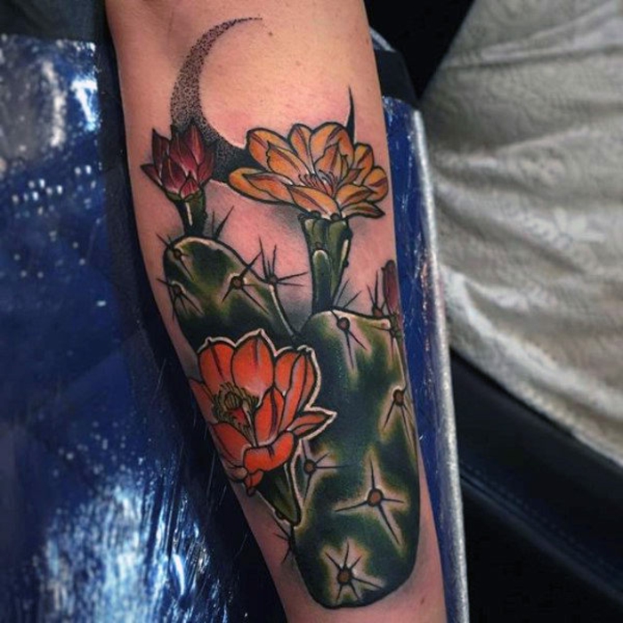 tatouage cactus coloré, joli tatouage manchette sur le bras avec une lune noire