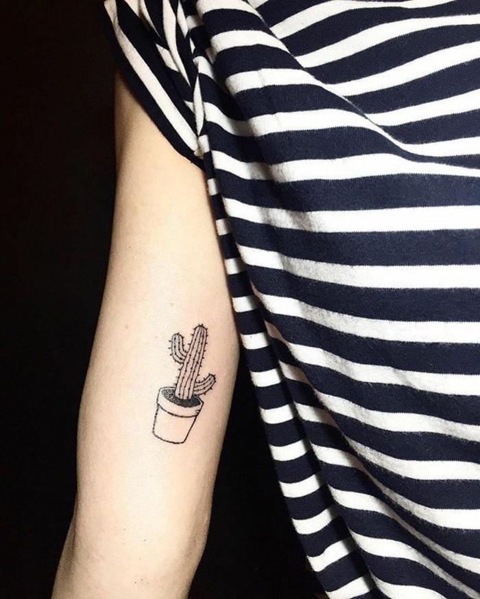 tatouage femme bras, blouse à rayures, petit tatouage avec encre noire mis en pot