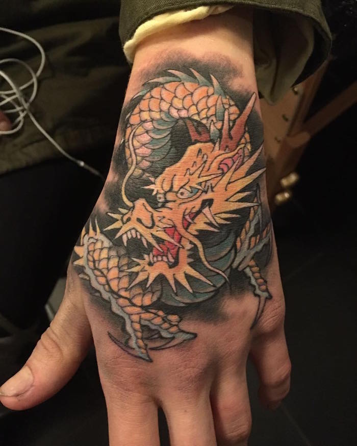 tatouage dragon japonais sur la main homme
