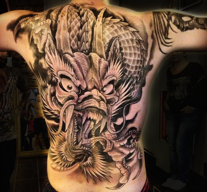  tatouage dragon, tattoo bras dos intégral en noir et blanc