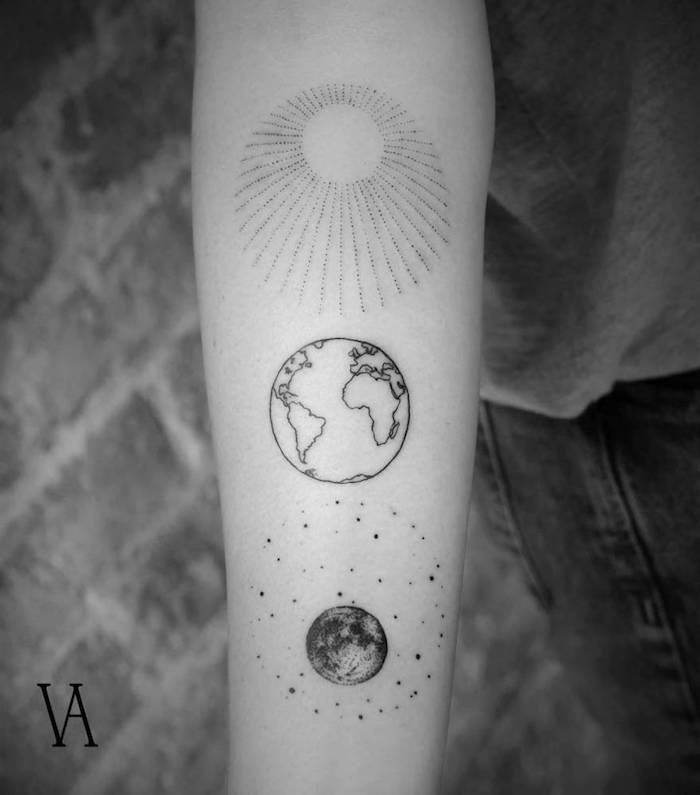 tatouage soleil terre lune etoiles avant bras tattoo cosmos solaire
