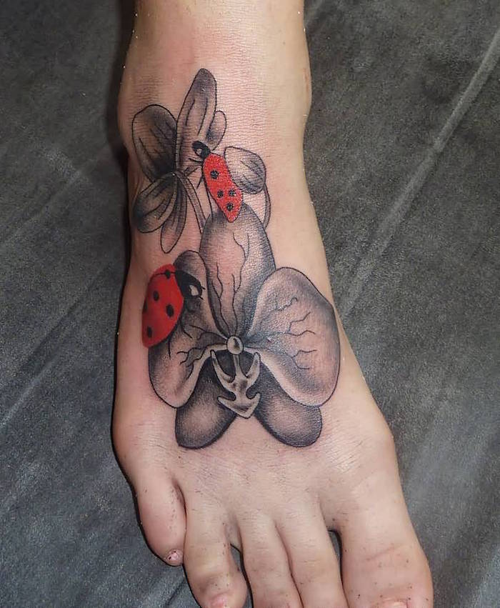 tatouage orchidée pied femme coeur noir