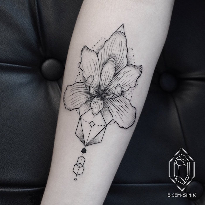 tatouage orchidée avant bras tattoo géometrie