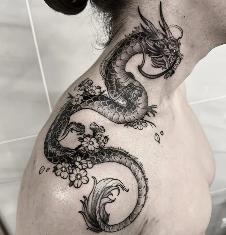 tattoo homme epaule cou dessin dragon traditionnel ecailles fleurs