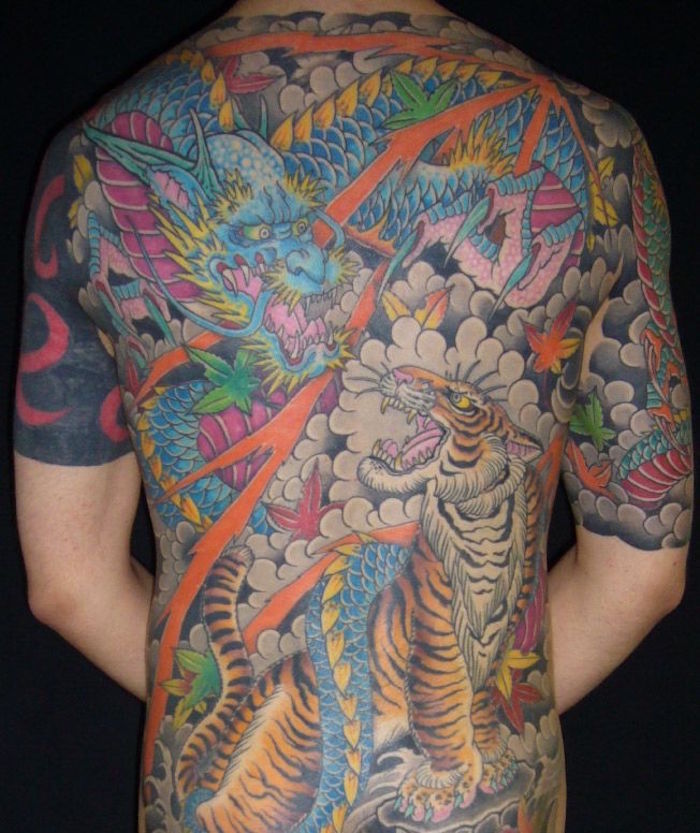 tatouage tribal dragon en couleurs, tattoo japonais dos intégral