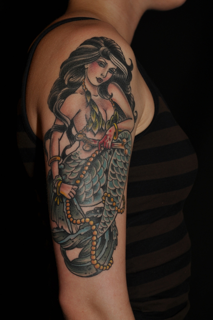 une sirène séduisante tatouée sur le bras féminin, modèle de tattoo manchette