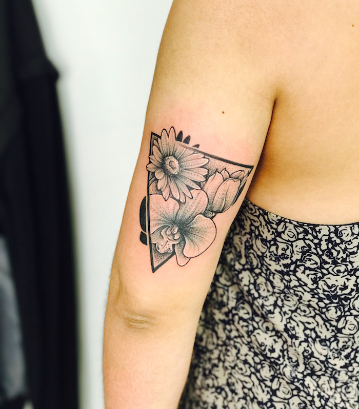 dessin tatouage fleur orchidée triangle bras tattoo coude