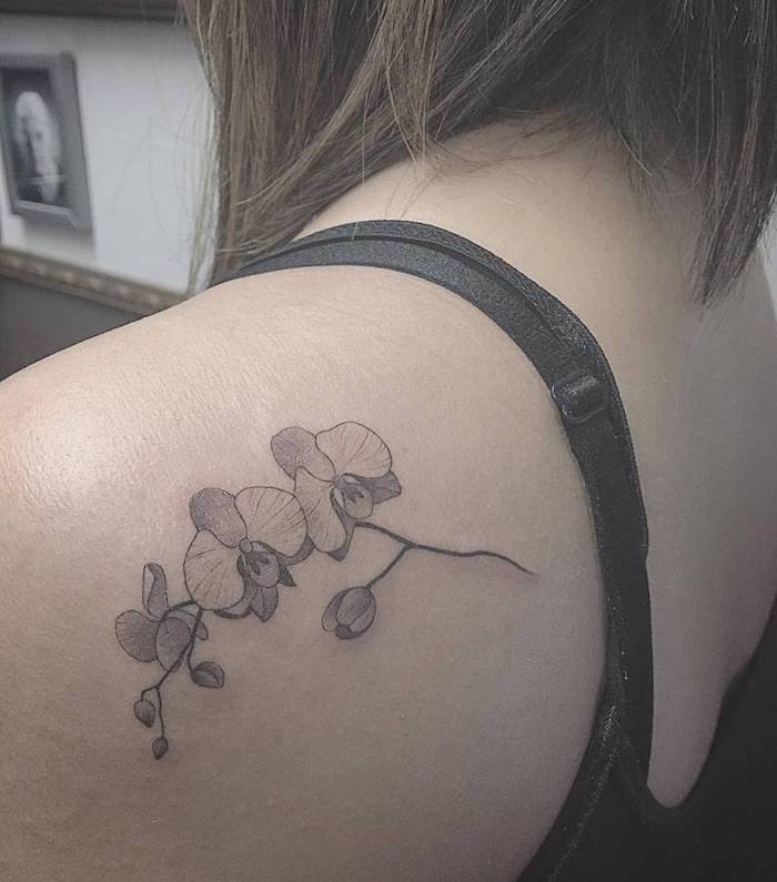 tattoo orchidée tatouage fleur fleurs sur épaule