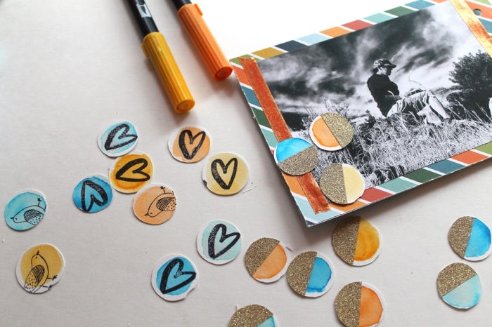 exemple scrapbooking, petites découpure de papier avec dessin coeurs et oiseaux pour coller sur les pages de l'album scrapbooking