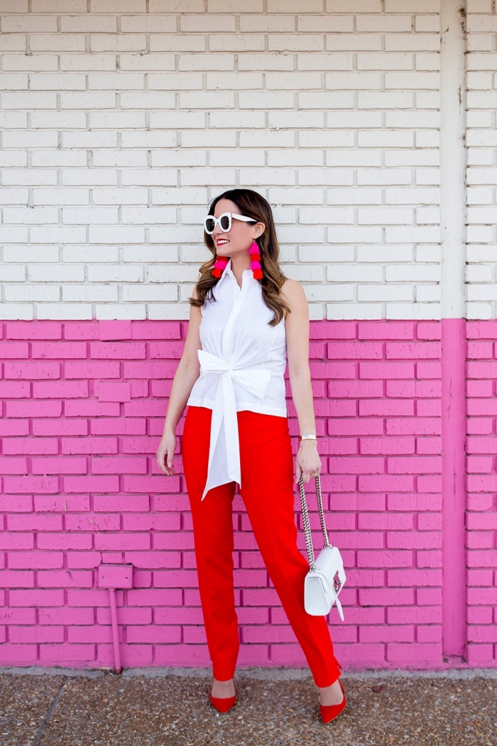 melange de couleur, pantalon femme rouge avec top sac à main et lunettes de soleil blancs, coupe de cheveux longs et bouclés femme
