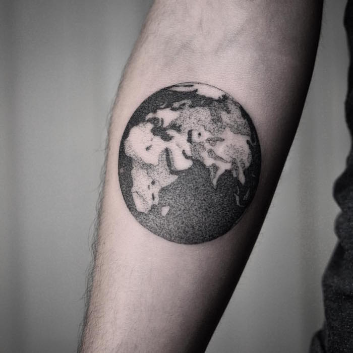 tattoo en pointillés de la terre planète tatouage bras