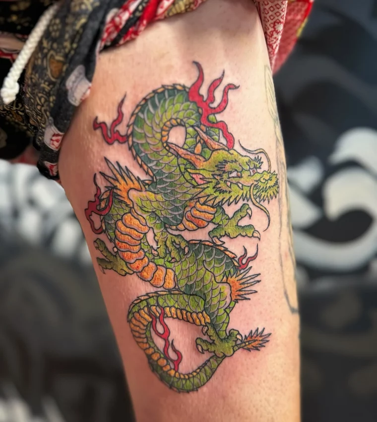 traditionnel tatouage dragon japonais couleur vert feu rouge