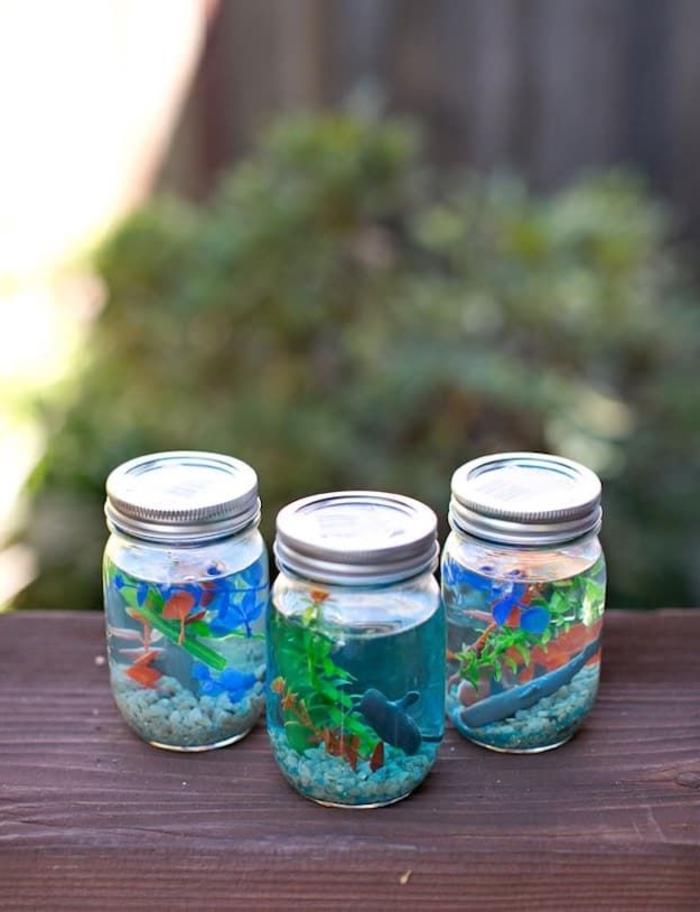 une activité manuelle primaire sur le thème de la mer avec des bocaux en verre recyclés transformés en petits aquariums 