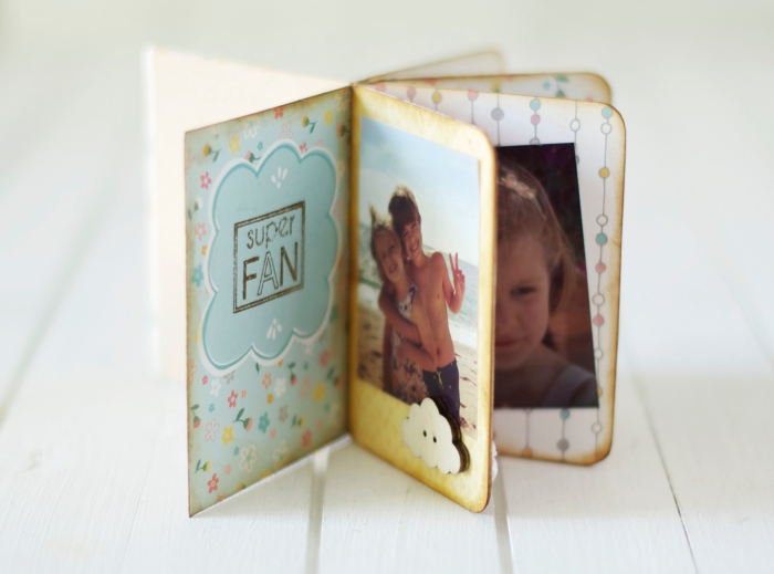 album photo scrapbooking, pages vieillis de l'album personnalisé décorées avec papier double à motifs flouraux et lettres