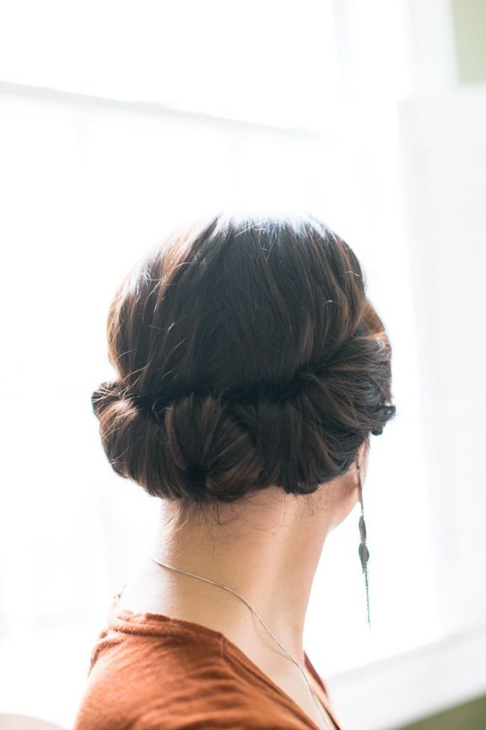 tuto-chignon-facile-avec-headband-coiffure-boheme-et-cic-idée-coiffure-été-cheveux-mi-longs-et-longs un chignon facile réalisé avec headband en deux minutes pour une vision romantique et bohème chic