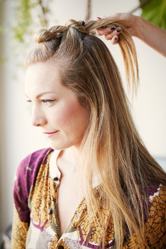 idée originale pour une coiffure cheveux longs au look bien élaboré avec une succession de chignons macarons 