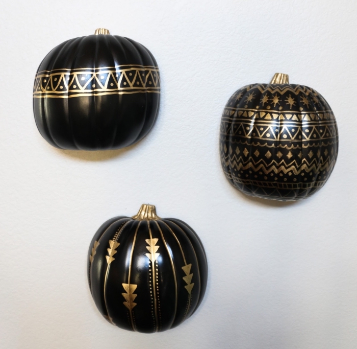 citrouille halloween, activité manuelle facile pour halloween avec citrouille en polystyrène peinte noire aux motifs dorés