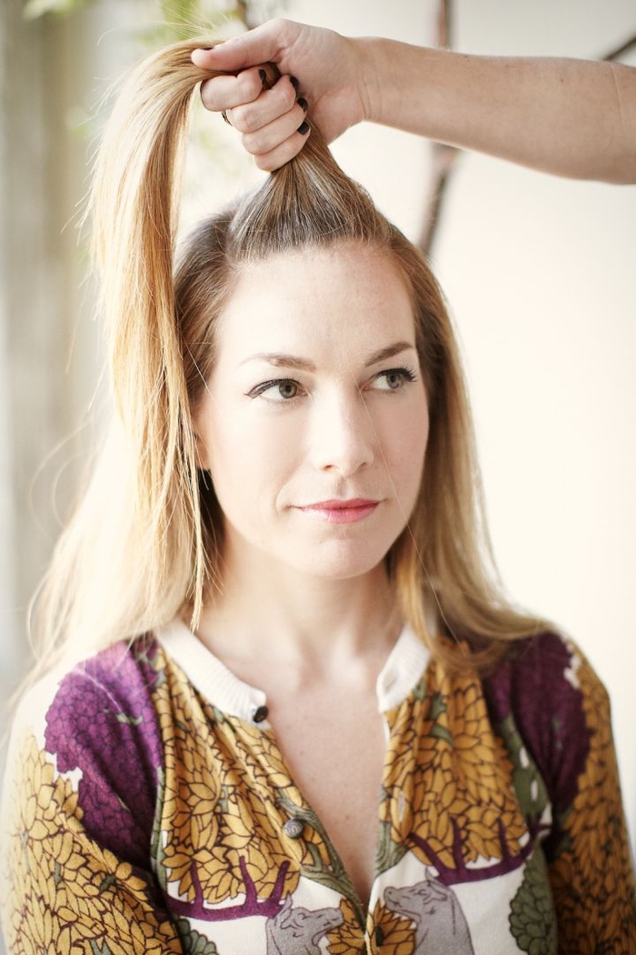 idée pour une coiffure cheveux longs et mi-longs qui s adapte aux styles différents avec ces petits chignons macarons sur le haut et le derrière de la tête 