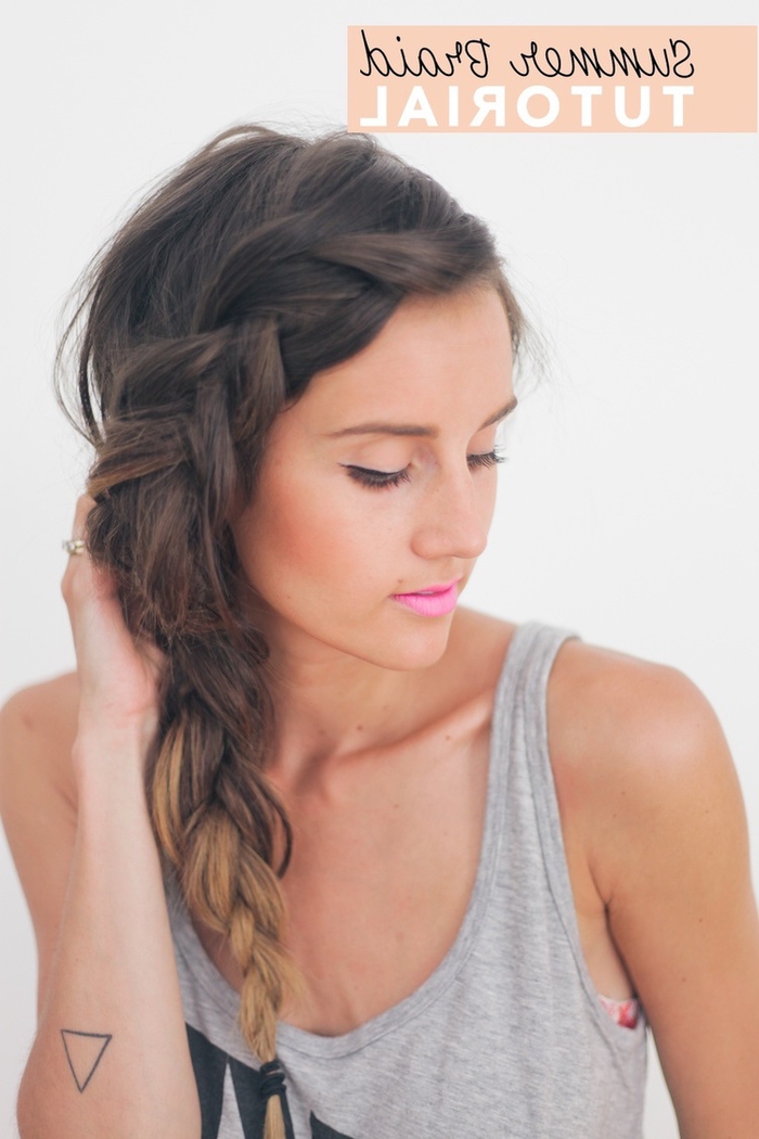 tuto tresse lâche de portée de côté pour un look bohème chic et décontracté en été