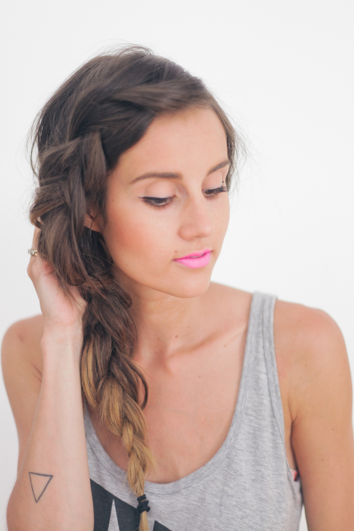 tuto-coiffure-tresse-de-côté-effet-décoiffé-tresse-boheme-décoiffée-tatouage-triangle-avant-bras-femme tuto tresse lâche de portée de côté pour un look bohème chic et décontracté en été