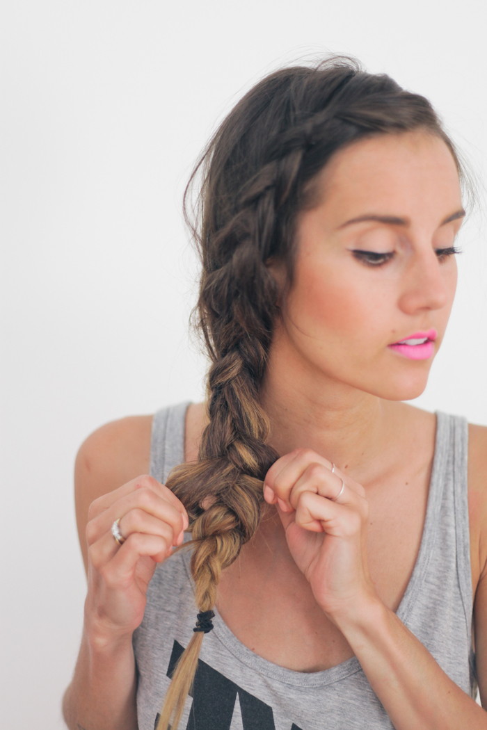 tuto tresse bohème de côté à texture lâche qu on desserre légèrement