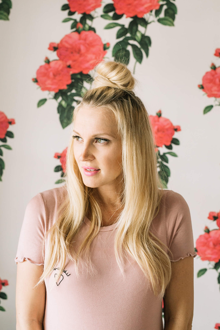 tuto-demi-chignon-bun-haut-et-flou-coiffure-cheveux-longs-effet-coiffé-décoiffé-t-shirt-rose-poudré une coiffure simple cheveux mi long et longs qui combine un chignon haut perché avec de légères ondulations