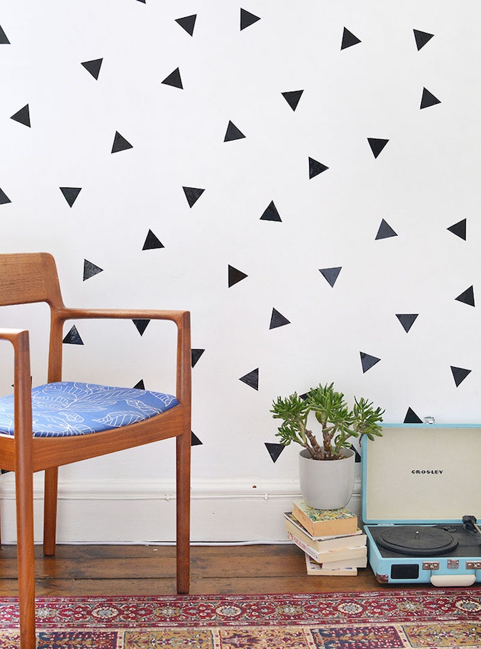 mur blanc décoré de triangles noirs e washi tape, idée comment décorer sa chambre soi meme, tapis oriental, chaise bois