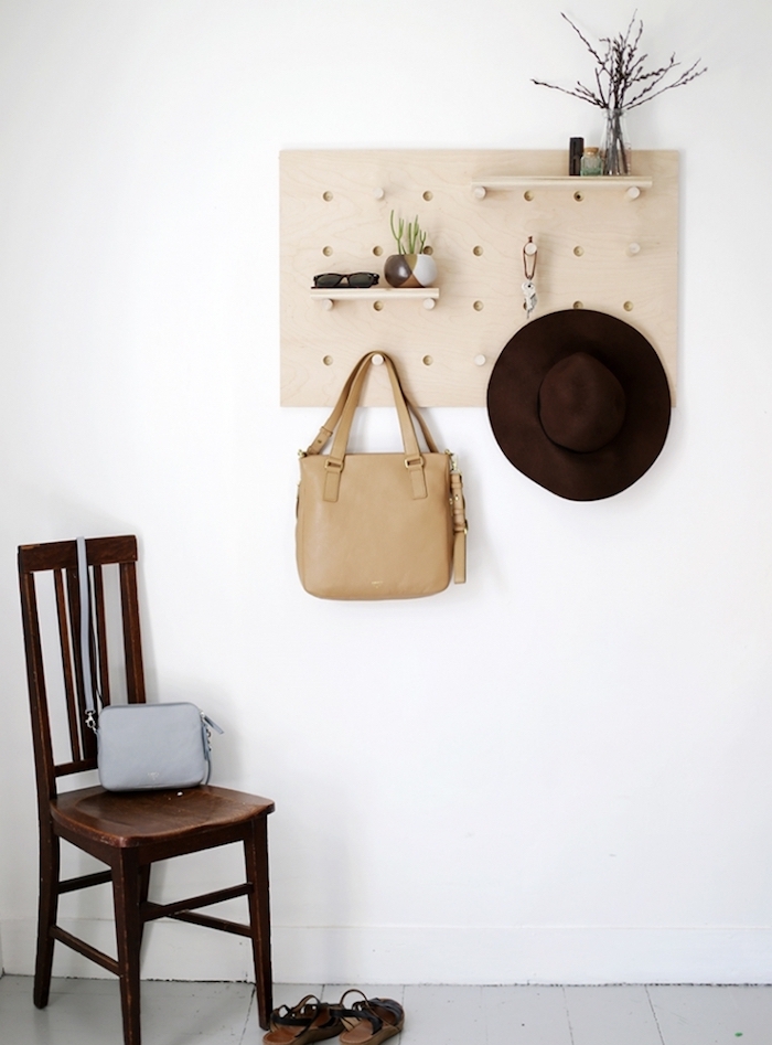 diy rangement pour votre chambre, panneau perforé en bois, ranger des accessoires, chapeau, sac a main, etagere avec des details decoratifs simples