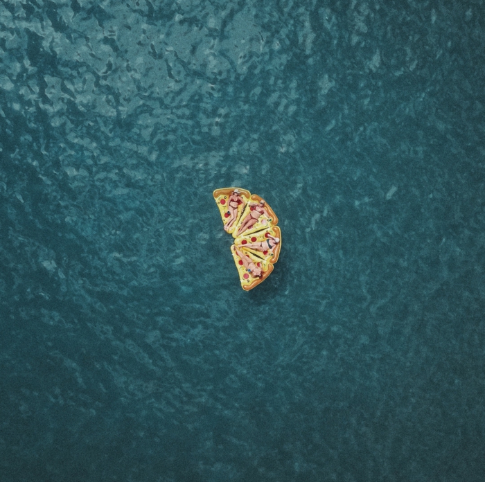 Pizza gonflable photo de drone photo de haut perspective amies dans l'océan cool idée originale de photo de groupe