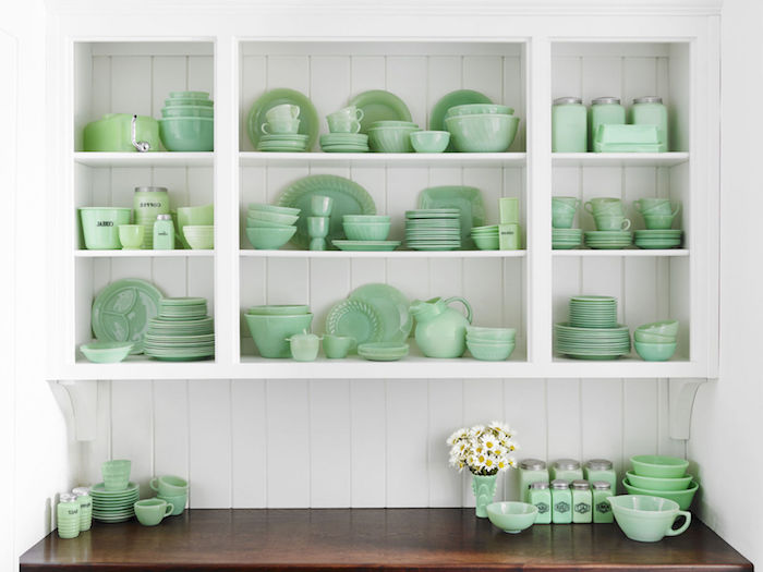 vaisselle vintage en céladon couleur, étagère blanche surchargée de vaisselle en vert pastel, plan de travail en bois marron