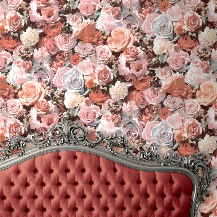 papier peint trompe l'oeil en style néo classique avec des grandes roses rouges et roses sur le mur du canapé en couleur rouge clair