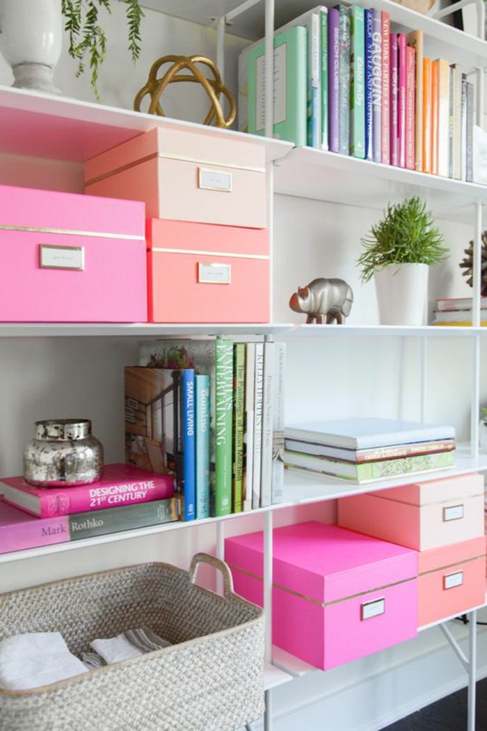 idée rangement chambre avec des boites en couleurs pastels, étagères blanches et paniers tressés, petite bibliothèque