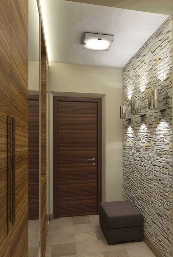 comment decorer un couloir en gris clair, marron et beige, carrelage en grandes dalles beiges, armoire à portes coulissantes en PVC, imitation bois, tabouret couleur prune