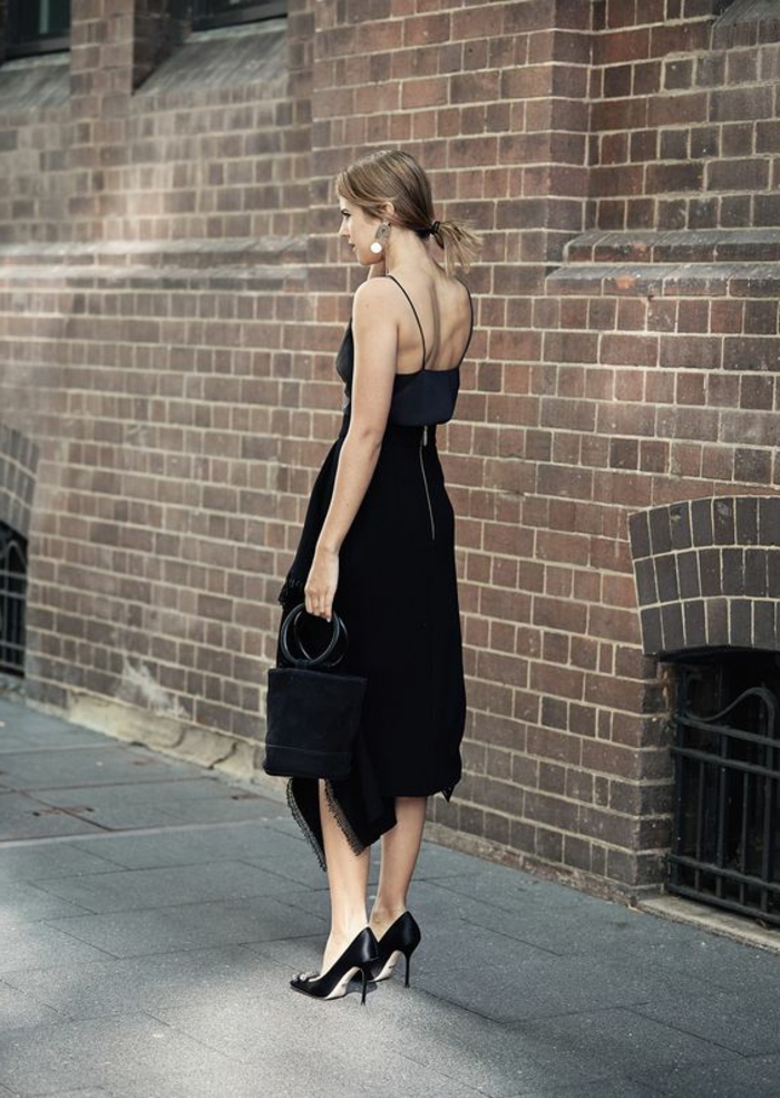 robe pour mariage tenue de mariage femme en noir asymétrique avec des bretelles fines et des chaussures talons aiguilles en noir pointues