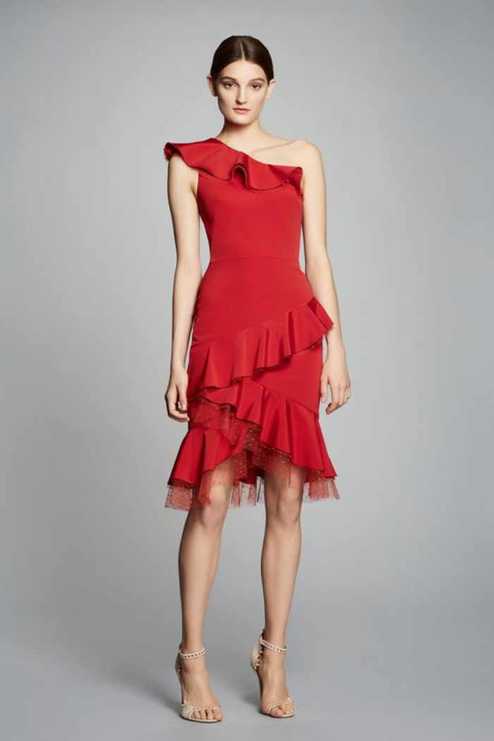 robe de cocktail pour mariage en rouge avec des grands volants et décolleté asymétrique avec volant modèle sans manches