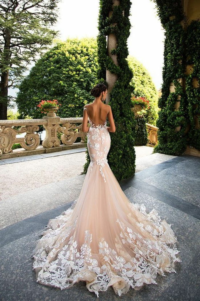 robe pour mariage en rose avec dentelle blanche style romantique allure majestueuse dos nu avec bustier devant pour un mariage du soir