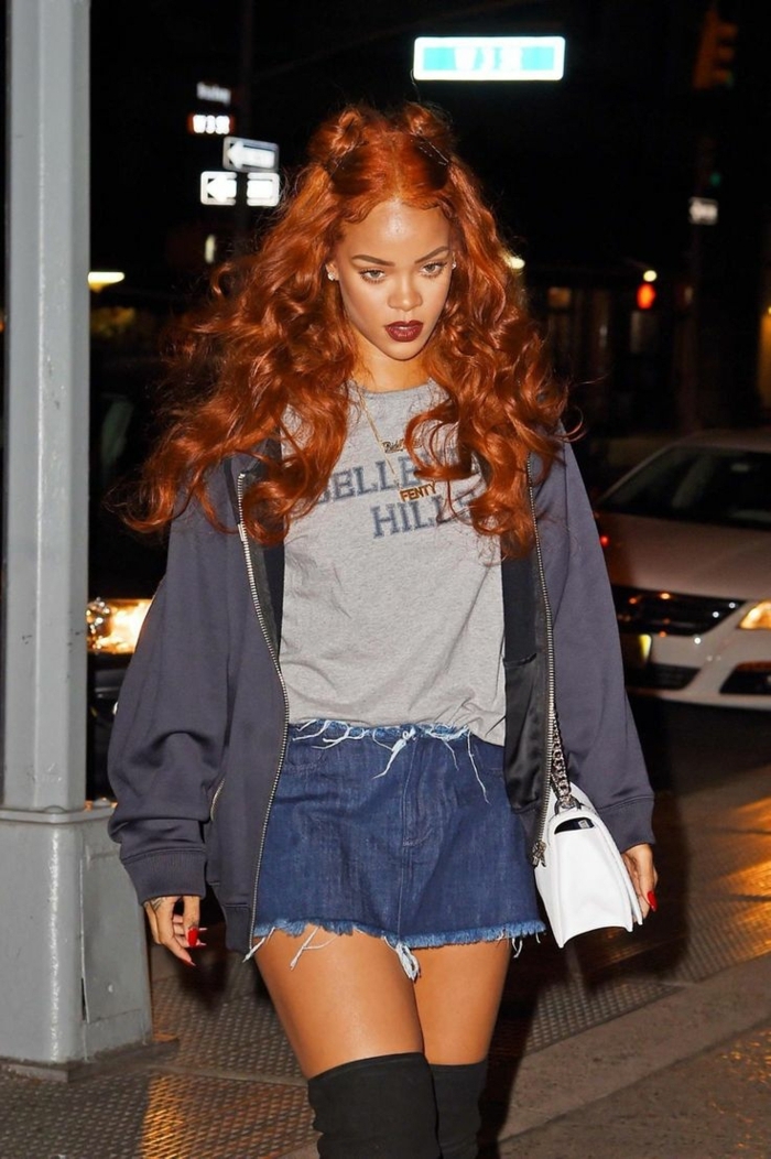 Rihanna avec des cheveux en couleur ardente, shorts en denim, sac épaule blanc
