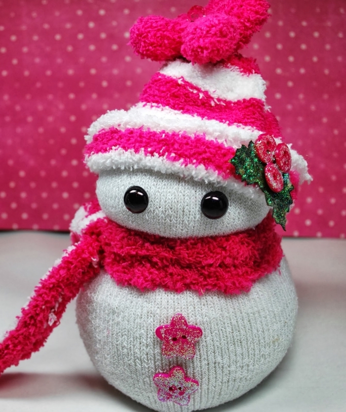 chaussette homme, modèle de bonhomme de neige en chaussette blanche décoré avec perles noires et boutons rose
