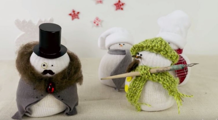bonhomme de neige en laine, déco de Noël fabriquée soi-même avec chaussette et chutes de tissu 