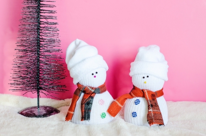 bonhomme de neige en chaussette, créer sa décoration de Noel avec matériaux simples, petites figurines diy sur tapis blanc moelleux