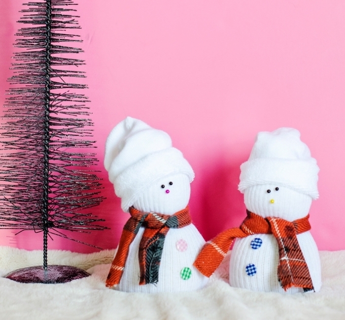 comment faire un bonhomme de neige, mini figurine en chaussette blanche avec bonnet et écharpe orange