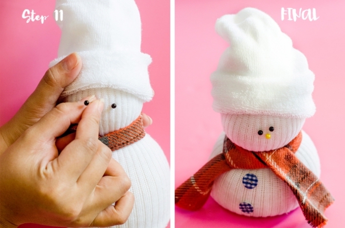 bonhomme de neige chaussette, figurine en tissu blanc avec écharpe orange et boutons bleus sur le ventre