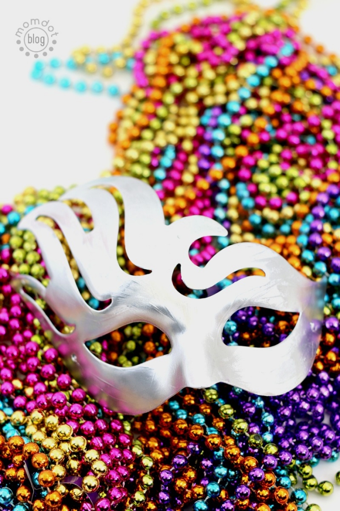 masque carnaval venise, projet diy avec masque de peinture argentée et petites perles décoratives de couleurs variées
