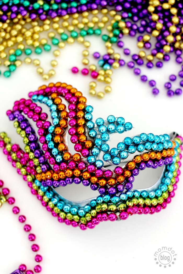 masque deguisement, étapes à suivre pour faire un masque de carnaval avec perles de différentes couleurs