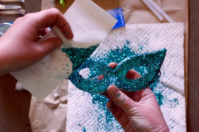 loisir creatif, étapes à suivre pour décorer son masque de carnaval, masque en plastique blanc couvert de glitter vert