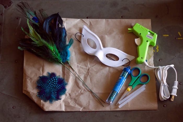 masque deguisement, matériaux nécessaire pour faire un masque diy, masque blanc avec paillettes et plumes