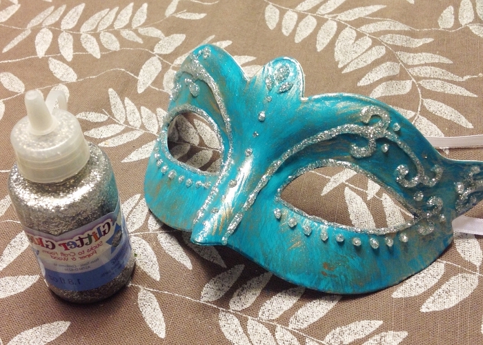 fabriquer un masque, comment décorer un masque blanc en plastique avec peinture turquoise et glitter argenté