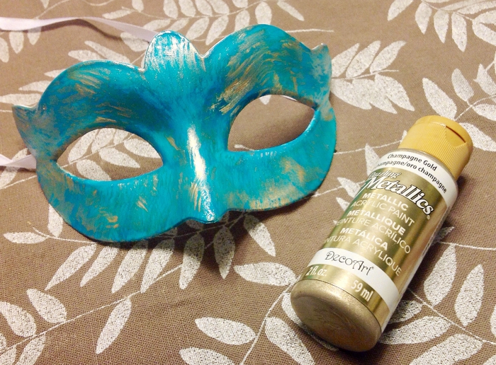 loisir creatif, masque de carnaval diy peinte en peinture turquoise avec décoration de peinture dorée