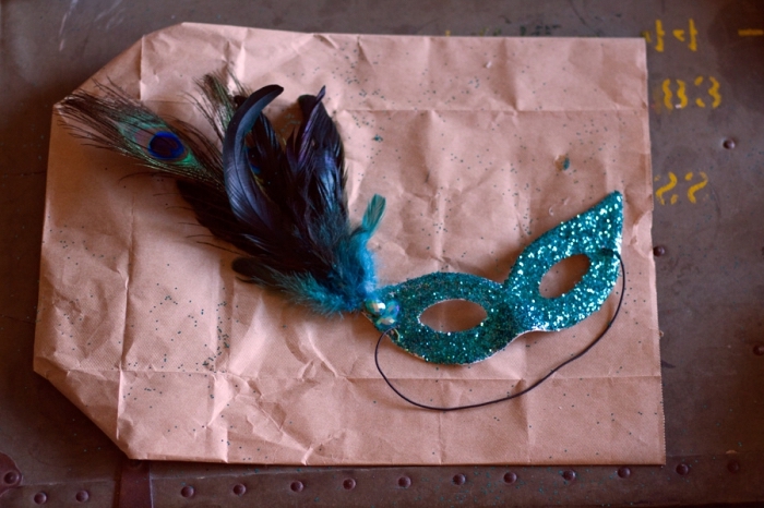idée activité manuelle, projet diy déguisement féminin pour mascarade, modèle de masque glitter avec plumes